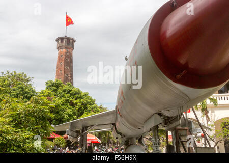 Hanoi, capitale du Vietnam. Musée d'histoire militaire à Hanoi, que l'on voit la tour du drapeau et le russe MIG A21 avion de chasse. Banque D'Images