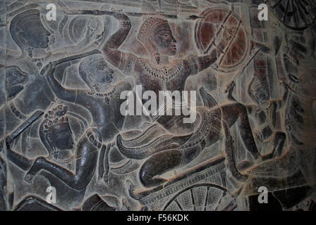 Khmer ancien bas relief sculpture murale montrant guerriers dans la bataille. Temple d'Angkor Wat, Siem Reap, Cambodge. Banque D'Images