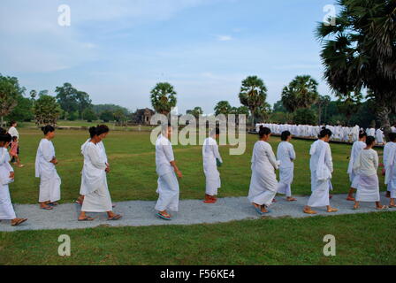 Ligne de moines bouddhistes féminin devant Angkor Wat complexe. Angkor Wat a été d'abord un Hindou, puis par la suite, un complexe bouddhiste. Banque D'Images