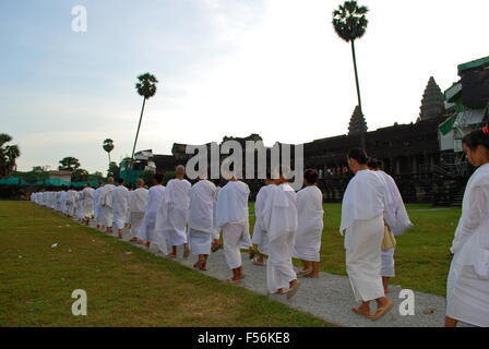 Ligne de moines bouddhistes féminin devant Angkor Wat complexe. Angkor Wat a été d'abord un Hindou, puis par la suite, un complexe bouddhiste. Banque D'Images