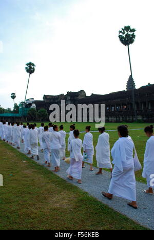 Ligne de moines bouddhistes féminin devant Angkor Wat complexe. Angkor Wat a été d'abord un Hindou, puis par la suite, un complexe bouddhiste. Banque D'Images