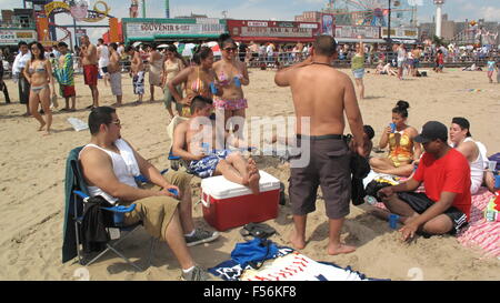 Scène de plage de Coney Island sur la quatrième de juillet, Brooklyn, NY, 2011. Banque D'Images