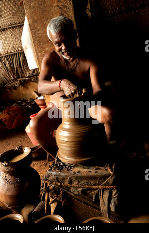 Vieux village potier homme travaillant à la papule d'argile pour créer un vase en Inde Banque D'Images