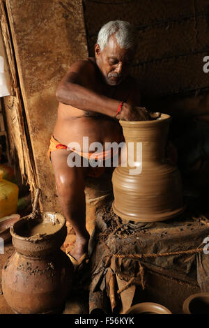 Vieux village potier homme travaillant à la papule d'argile pour créer un vase en Inde Banque D'Images