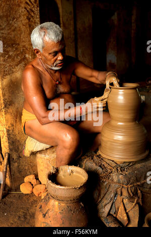 Vieux village potier homme travaillant à la papule d'argile pour créer un vase en Inde Banque D'Images