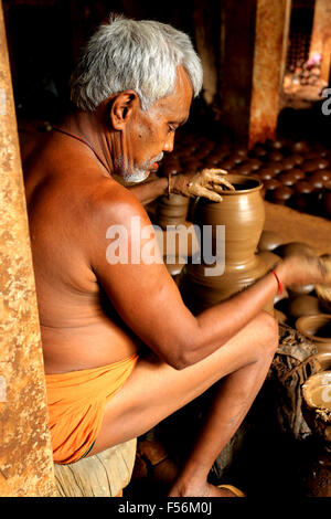 Vieux village potier homme travaillant à la papule d'argile pour créer un vase en Inde Banque D'Images