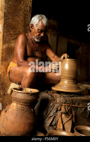 Vieux village potier homme travaillant à la papule d'argile pour créer un vase en Inde Banque D'Images