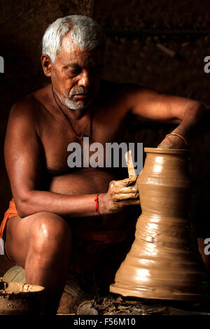 Vieux village potier homme travaillant à la papule d'argile pour créer un vase en Inde Banque D'Images