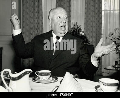 Le réalisateur Alfred Hitchcock brandissant un couteau à beurre au petit déjeuner, l'Hôtel Claridge's, London, UK Banque D'Images