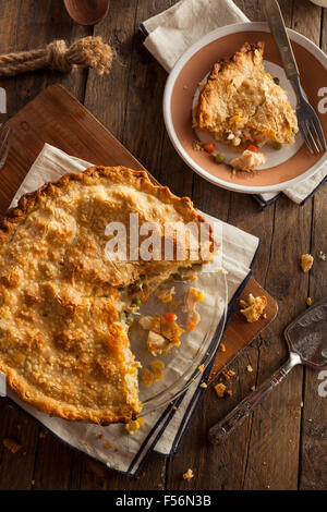 Tourte au poulet fait maison copieux avec des petits pois et carottes Banque D'Images