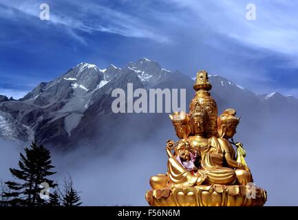 Kangding. 28 Oct, 2015. Un bouddhisme statue est vu à Hailuogou Glacier National Forest Park dans le sud-ouest de la province chinoise du Sichuan, le 28 octobre 2015. Hailuogou (Conch Gully) Glacier Park National est 319 kilomètres de la capitale provinciale, à Chengdu. Les Glaciers ici sont typiques des glaciers maritimes modernes, qui sont rarement trouvés dans des endroits à faible latitude ou à basse altitude. Credit : Wang Song/Xinhua/Alamy Live News Banque D'Images