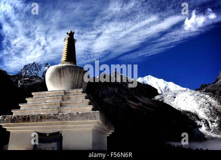 Kangding. 28 Oct, 2015. Une pagode bouddhiste est vue à Hailuogou Glacier National Forest Park dans le sud-ouest de la province chinoise du Sichuan, le 28 octobre 2015. Hailuogou (Conch Gully) Glacier Park National est 319 kilomètres de la capitale provinciale, à Chengdu. Les Glaciers ici sont typiques des glaciers maritimes modernes, qui sont rarement trouvés dans des endroits à faible latitude ou à basse altitude. Credit : Wang Song/Xinhua/Alamy Live News Banque D'Images