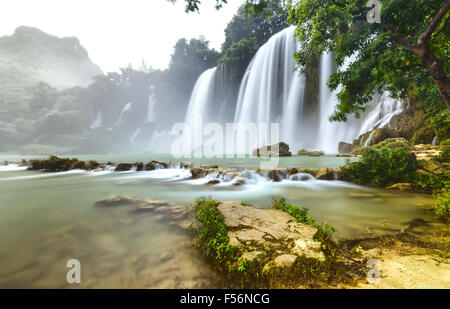 Chute d'eau de Ban Gioc clignote à l'intérieur de feuillage Banque D'Images