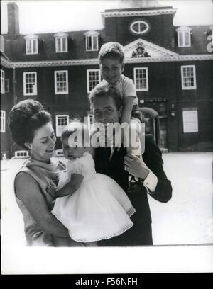 Le 1 mai 1964 - une nouvelle photo de la princesse Margaret, le comte de Snowdon et leurs enfants : une bonne étude de S.A.R. la Princesse Margaret avec son mari le comte de Snowdon et leurs deux enfants pris dans l'horloge du palais de Kensington, Londres. Lady Sarah qui porte une robe d'organdi blanc, garni de dentelle blanche, est né le 1er mai. 1964. Lord Linley (sur les épaules de son père) est né le 3 novembre,1961. © Keystone Photos USA/ZUMAPRESS.com/Alamy Live News Banque D'Images