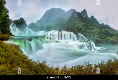 Chute d'eau de Ban Gioc calcaire rocailleux côté permissif Matin brumeux Banque D'Images