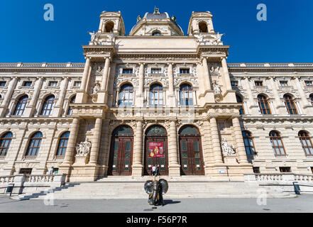 Vienne, Autriche - 1 octobre 2015 : les visiteurs près de l'entrée de Naturhistorisches Museum sur Maria Theresien Platz, Vienne. La Muse Banque D'Images