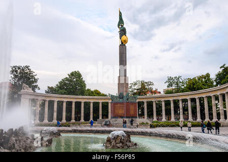 Vienne, Autriche - 26 septembre 2015 : les touristes près de Monument commémoratif de guerre soviétique à Vienne (Heldendenkmal der Roten Armee, héros Monumen Banque D'Images