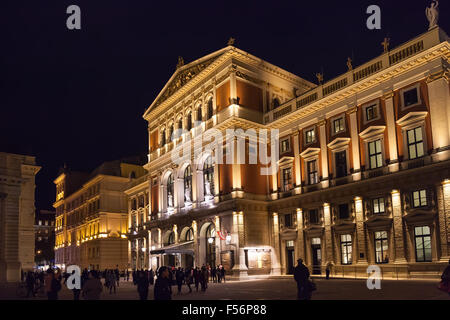 Vienne, Autriche - 26 septembre 2015 : les touristes près de Grand Hall du Wiener Musikverein (Association de la musique de Vienne, Autriche). Musi Banque D'Images