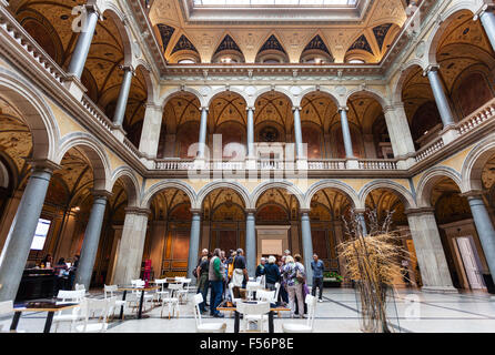 Vienne, Autriche - 27 septembre 2015 : les gens de MAK - Musée autrichien des Arts Appliqués en 1863 l'empereur François-Joseph a approuvé le Banque D'Images