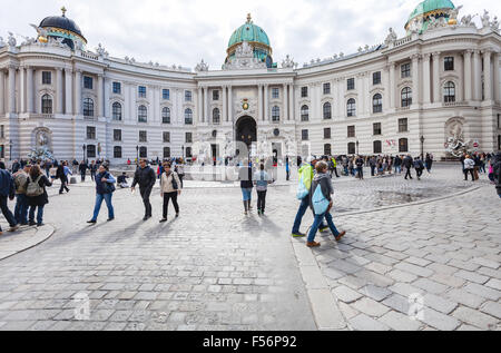 Vienne, Autriche - 27 septembre 2015 : les touristes sur place près de Michaelerplatz aile Saint-michel de la Hofburg. A Michaelertrakt Banque D'Images