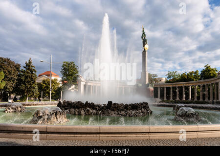 Vienne, Autriche - 27 septembre 2015 : Hochstrahlbrunnen fontaine, Monument commémoratif de guerre soviétique (Heldendenkmal der Roten Armee, Mon héros Banque D'Images