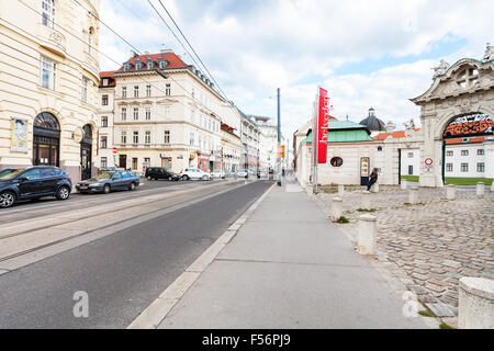 Vienne, Autriche - 27 septembre 2015 : la rue Rennweg et touristique près de la porte de parc du Belvédère. Belvedere est bâtiment historique com Banque D'Images