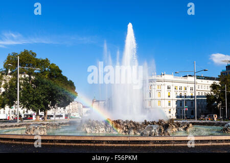 Vienne, Autriche - 29 septembre 2015 : rainbow au Hochstrahlbrunnen fontaine sur Schwarzenbergplatz en journée ensoleillée. La fontaine a été Banque D'Images
