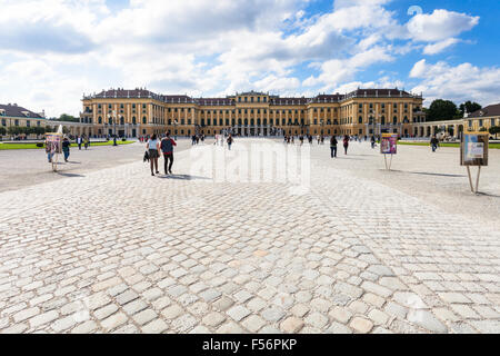 Vienne, Autriche - 29 septembre 2015 : les gens vont à Schloss Schönbrunn, à partir de l'entrée principale dans le jardin. Palais Schönbrunn est Banque D'Images