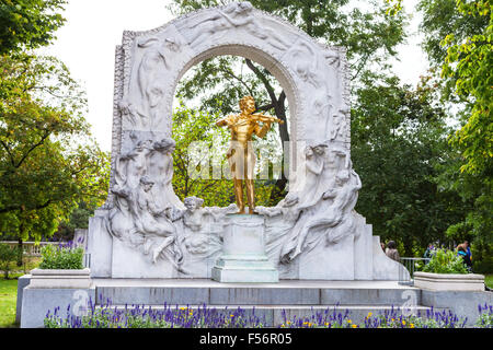 Déplacement à Vienne ville - vue avant du monument en bronze doré de "Roi de la Valse" Johann Strauss fils en Stadtpark (parc municipal), Vienne Banque D'Images