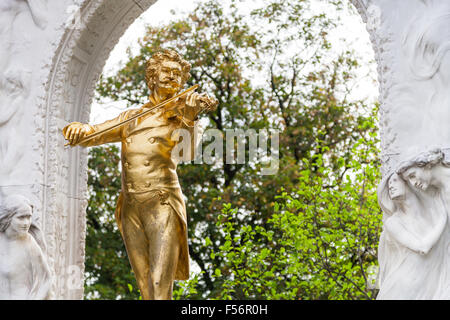 Déplacement à Vienne - statueJohann ville dorée Strauss dans Stadtpark (parc municipal), Vienne, Autriche Banque D'Images