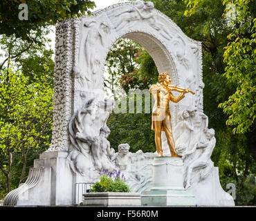 Déplacement à Vienne ville - monument d'or de "Roi de la Valse" Johann Strauss fils en Stadtpark (parc municipal) Vienne, Autriche Banque D'Images