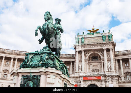 Déplacement à Vienne city - statue du prince Eugène de Savoie sur Heldenplatz et façade de la Neue Burg à la Hofburg, Vienne, Austr Banque D'Images