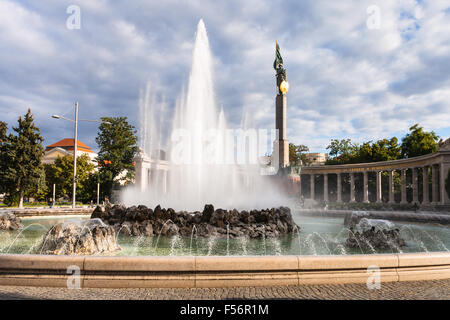 Hochstrahlbrunnen fontaine et Monument commémoratif de guerre soviétique à Vienne (Heldendenkmal der Roten Armee, Monument des Héros de l'Armée rouge) sur Banque D'Images