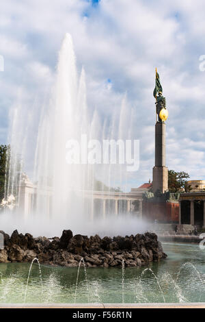 Hochstrahlbrunnen fontaine et Monument commémoratif de guerre de l'armée soviétique, Vienne. (Heldendenkmal der Roten Armee, Monument des Héros de l'Armée rouge) sur Banque D'Images