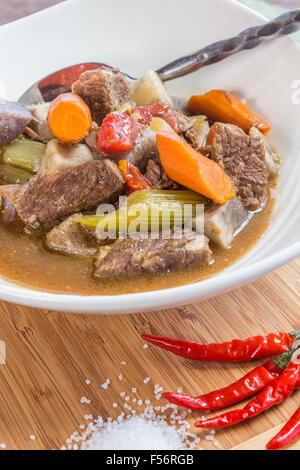 Ragoût copieux avec le boeuf, le taro, les légumes et les assaisonnements Banque D'Images