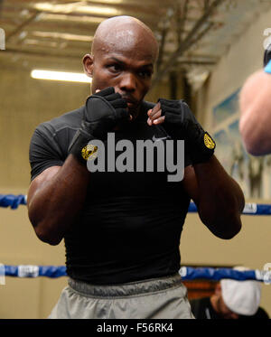 Indio, California, USA. 28 Oct, 2015. Champion du monde de deux divisions TIMOTHY ''Desert Storm'' BRADLEY JR. et son nouveau formateur TEDDY ATLAS ont tenu leur première séance d'entraînement des médias aujourd'hui à la Tim Bradley Club de boxe à Indio, Californie Bradley de Palm Springs, en Californie, est de 10 jours loin de son monde pour l'Organisation de la Boxe (WBO) titre mi-moyens de défense contre l'ancien champion du monde BRANDON ''Bam bam'' RIOS DE Oxnard, Californie par coïncidence, les deux Bradley et Rios ont lutté de combat de l'année en 2013 et 2012, respectivement. Les deux se battront 7 novembre à Las Vegas à la Thomas & Mac. © ZUMA Press, Banque D'Images