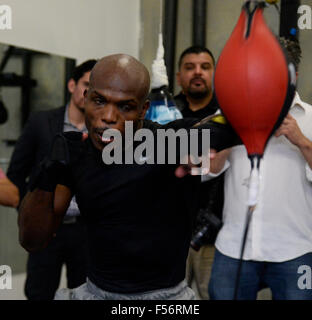 Indio, California, USA. 28 Oct, 2015. Champion du monde de deux divisions TIMOTHY ''Desert Storm'' BRADLEY JR. et son nouveau formateur TEDDY ATLAS ont tenu leur première séance d'entraînement des médias aujourd'hui à la Tim Bradley Club de boxe à Indio, Californie Bradley de Palm Springs, en Californie, est de 10 jours loin de son monde pour l'Organisation de la Boxe (WBO) titre mi-moyens de défense contre l'ancien champion du monde BRANDON ''Bam bam'' RIOS DE Oxnard, Californie par coïncidence, les deux Bradley et Rios ont lutté de combat de l'année en 2013 et 2012, respectivement. Les deux se battront 7 novembre à Las Vegas à la Thomas & Mac. © ZUMA Press, Banque D'Images