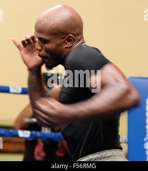 Indio, California, USA. 28 Oct, 2015. Champion du monde de deux divisions TIMOTHY ''Desert Storm'' BRADLEY JR. et son nouveau formateur TEDDY ATLAS ont tenu leur première séance d'entraînement des médias aujourd'hui à la Tim Bradley Club de boxe à Indio, Californie Bradley de Palm Springs, en Californie, est de 10 jours loin de son monde pour l'Organisation de la Boxe (WBO) titre mi-moyens de défense contre l'ancien champion du monde BRANDON ''Bam bam'' RIOS DE Oxnard, Californie par coïncidence, les deux Bradley et Rios ont lutté de combat de l'année en 2013 et 2012, respectivement. Les deux se battront 7 novembre à Las Vegas à la Thomas & Mac. © ZUMA Press, Banque D'Images