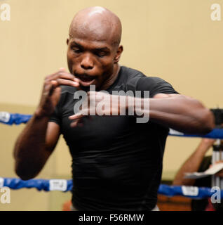 Indio, California, USA. 28 Oct, 2015. Champion du monde de deux divisions TIMOTHY ''Desert Storm'' BRADLEY JR. et son nouveau formateur TEDDY ATLAS ont tenu leur première séance d'entraînement des médias aujourd'hui à la Tim Bradley Club de boxe à Indio, Californie Bradley de Palm Springs, en Californie, est de 10 jours loin de son monde pour l'Organisation de la Boxe (WBO) titre mi-moyens de défense contre l'ancien champion du monde BRANDON ''Bam bam'' RIOS DE Oxnard, Californie par coïncidence, les deux Bradley et Rios ont lutté de combat de l'année en 2013 et 2012, respectivement. Les deux se battront 7 novembre à Las Vegas à la Thomas & Mac. © ZUMA Press, Banque D'Images