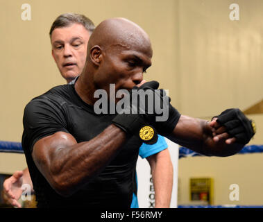 Indio, California, USA. 28 Oct, 2015. Champion du monde de deux divisions TIMOTHY ''Desert Storm'' BRADLEY JR. et son nouveau formateur TEDDY ATLAS ont tenu leur première séance d'entraînement des médias aujourd'hui à la Tim Bradley Club de boxe à Indio, Californie Bradley de Palm Springs, en Californie, est de 10 jours loin de son monde pour l'Organisation de la Boxe (WBO) titre mi-moyens de défense contre l'ancien champion du monde BRANDON ''Bam bam'' RIOS DE Oxnard, Californie par coïncidence, les deux Bradley et Rios ont lutté de combat de l'année en 2013 et 2012, respectivement. Les deux se battront 7 novembre à Las Vegas à la Thomas & Mac. © ZUMA Press, Banque D'Images