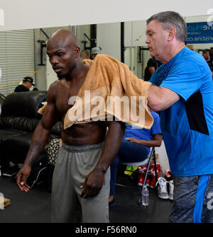 Indio, California, USA. 28 Oct, 2015. Champion du monde de deux divisions TIMOTHY ''Desert Storm'' BRADLEY JR. et son nouveau formateur TEDDY ATLAS ont tenu leur première séance d'entraînement des médias aujourd'hui à la Tim Bradley Club de boxe à Indio, Californie Bradley de Palm Springs, en Californie, est de 10 jours loin de son monde pour l'Organisation de la Boxe (WBO) titre mi-moyens de défense contre l'ancien champion du monde BRANDON ''Bam bam'' RIOS DE Oxnard, Californie par coïncidence, les deux Bradley et Rios ont lutté de combat de l'année en 2013 et 2012, respectivement. Les deux se battront 7 novembre à Las Vegas à la Thomas & Mac. © ZUMA Press, Banque D'Images