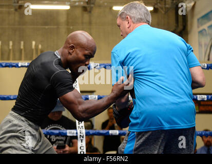 Indio, California, USA. 28 Oct, 2015. Champion du monde de deux divisions TIMOTHY ''Desert Storm'' BRADLEY JR. et son nouveau formateur TEDDY ATLAS ont tenu leur première séance d'entraînement des médias aujourd'hui à la Tim Bradley Club de boxe à Indio, Californie Bradley de Palm Springs, en Californie, est de 10 jours loin de son monde pour l'Organisation de la Boxe (WBO) titre mi-moyens de défense contre l'ancien champion du monde BRANDON ''Bam bam'' RIOS DE Oxnard, Californie par coïncidence, les deux Bradley et Rios ont lutté de combat de l'année en 2013 et 2012, respectivement. Les deux se battront 7 novembre à Las Vegas à la Thomas & Mac. © ZUMA Press, Banque D'Images