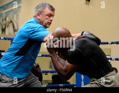 Indio, California, USA. 28 Oct, 2015. Champion du monde de deux divisions TIMOTHY ''Desert Storm'' BRADLEY JR. et son nouveau formateur TEDDY ATLAS ont tenu leur première séance d'entraînement des médias aujourd'hui à la Tim Bradley Club de boxe à Indio, Californie Bradley de Palm Springs, en Californie, est de 10 jours loin de son monde pour l'Organisation de la Boxe (WBO) titre mi-moyens de défense contre l'ancien champion du monde BRANDON ''Bam bam'' RIOS DE Oxnard, Californie par coïncidence, les deux Bradley et Rios ont lutté de combat de l'année en 2013 et 2012, respectivement. Les deux se battront 7 novembre à Las Vegas à la Thomas & Mac. © ZUMA Press, Banque D'Images