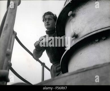 1962 - Le plus jeune gardien de phare : Archie le mécanisme clignotant vents. Dans un 50-m.p.h.vent, Archie Holbrook clôturent la mécanisme d'horlogerie de la lampe clignotante. Il aime le travail et la météo n'a pas peur pour lui. © Keystone Photos USA/ZUMAPRESS.com/Alamy Live News Banque D'Images