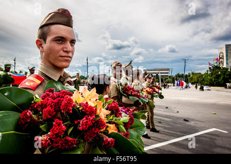 La Havane, Cuba. 28 Oct, 2015. Les cadets de l'école militaire de prendre part à une cérémonie de commémoration Camilo Cienfuegos à La Havane, capitale de Cuba, le 28 octobre, 2015. Des milliers de Cubains ont marché de la place révolutionnaire à la station d'offrir des fleurs pour commémorer Camilo Cienfuegos mercredi. Cuba a marqué le 56e anniversaire de la mort de Camilo Cienfuegos. Camilo, avec Fidel Castro et Che Guevara, sont les trois commandants en chef de la révolution cubaine. Il est mort dans un accident de vol à l'âge de 27 ans. Credit : Liu Bin/Xinhua/Alamy Live News Banque D'Images