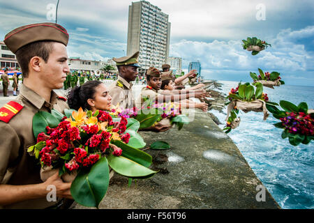 La Havane, Cuba. 28 Oct, 2015. Les cadets de l'école militaire de jeter des fleurs à la mer au cours d'une cérémonie de commémoration Camilo Cienfuegos à La Havane, capitale de Cuba, le 28 octobre, 2015. Des milliers de Cubains ont marché de la place révolutionnaire à la station d'offrir des fleurs pour commémorer Camilo Cienfuegos mercredi. Cuba a marqué le 56e anniversaire de la mort de Camilo Cienfuegos. Camilo, avec Fidel Castro et Che Guevara, sont les trois commandants en chef de la révolution cubaine. Il est mort dans un accident de vol à l'âge de 27 ans. Credit : Liu Bin/Xinhua/Alamy Live News Banque D'Images