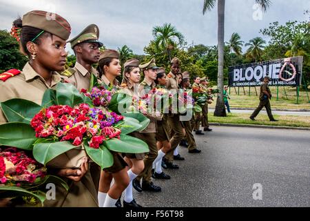 La Havane, Cuba. 28 Oct, 2015. Les cadets de l'école militaire de prendre part à une cérémonie de commémoration Camilo Cienfuegos à La Havane, capitale de Cuba, le 28 octobre, 2015. Des milliers de Cubains ont marché de la place révolutionnaire à la station d'offrir des fleurs pour commémorer Camilo Cienfuegos mercredi. Cuba a marqué le 56e anniversaire de la mort de Camilo Cienfuegos. Camilo, avec Fidel Castro et Che Guevara, sont les trois commandants en chef de la révolution cubaine. Il est mort dans un accident de vol à l'âge de 27 ans. Credit : Liu Bin/Xinhua/Alamy Live News Banque D'Images