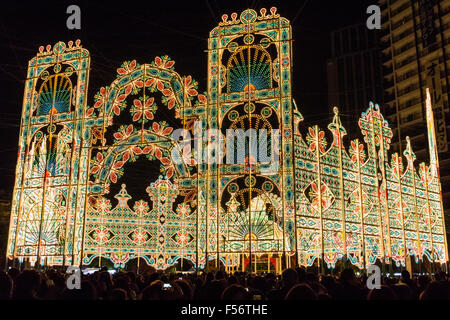 Le Japon, Kobe, feux de luminaire, 'Hope' festival lumière. L'affichage lumineux Noël massive sous la forme d'une cathédrale sur cadre. La nuit. Banque D'Images