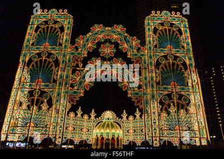 Le Japon, Kobe, feux de luminaire, 'Hope' festival lumière. L'affichage lumineux Noël massive sous la forme d'une cathédrale sur cadre. La nuit. Banque D'Images