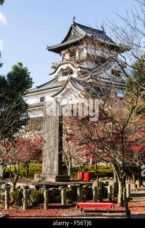 Le Japon, également connu sous le nom de château d'Inuyama Hakutei jo. Garder principal, tenshu, construit sur base en pierre de style nozurazumi. Les jardins japonais en face, ciel bleu derrière. Banque D'Images